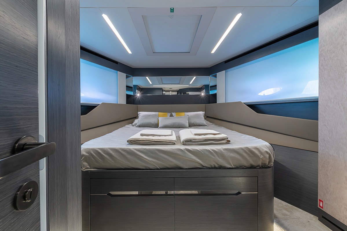 Продается моторная яхта PERSHING 8X 2022г.